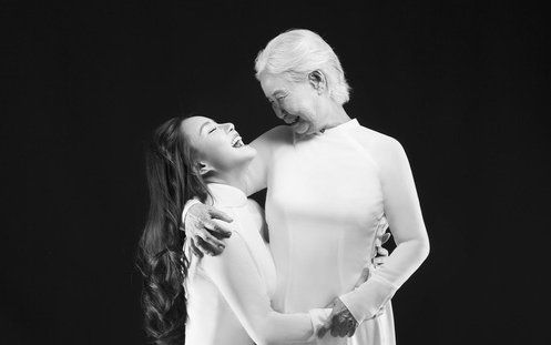 Giữa scandal với bà Phương Hằng, Vy Oanh nhắn nhủ người mẹ quá cố: 'Xin mẹ đừng buồn con'