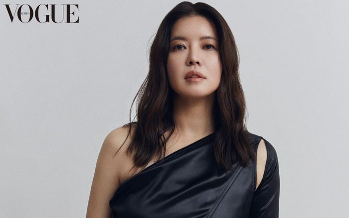 Nữ diễn viên 'Vincenzo' Kim Yeo Jin xuất hiện đầy quyến rũ trên tạp chí Vogue Korea