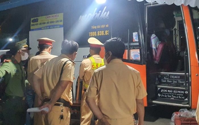 Tài xế xe khách 'thông chốt' kiểm dịch Covid-19, nhốt CSGT trên xe
