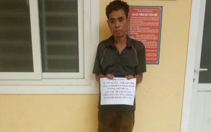 Bố bị bắt vì ma túy, 2 con trai dùng dây điện và dao để giải cứu