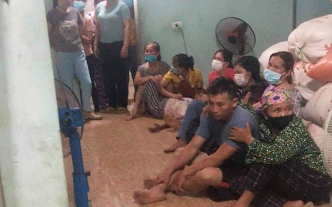 Bố mẹ đau đớn phát hiện 2 con nhỏ tử vong dưới ao mới đào