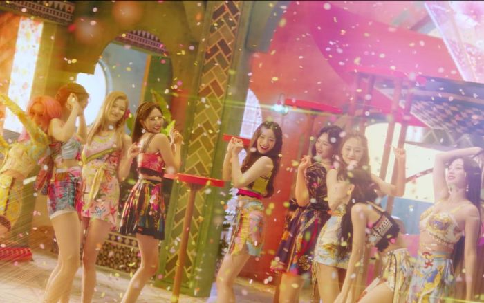 JYP hết tiết kiệm, không còn dùng phông xanh cho Twice trong sản phẩm comeback?