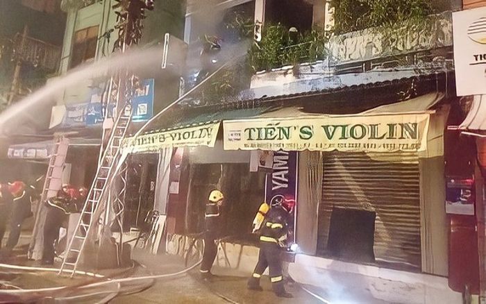 Cảnh sát cắt cửa cuốn, giải cứu 4 người trong căn nhà đang bốc cháy lúc rạng sáng