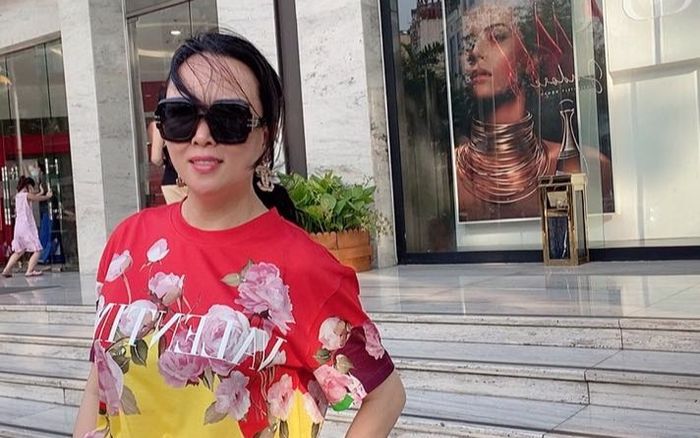 Phượng Chanel đăng ảnh ở nhà mùa dịch nhưng dân mạng lại chú ý đến vẻ hốc hác của nữ đại gia