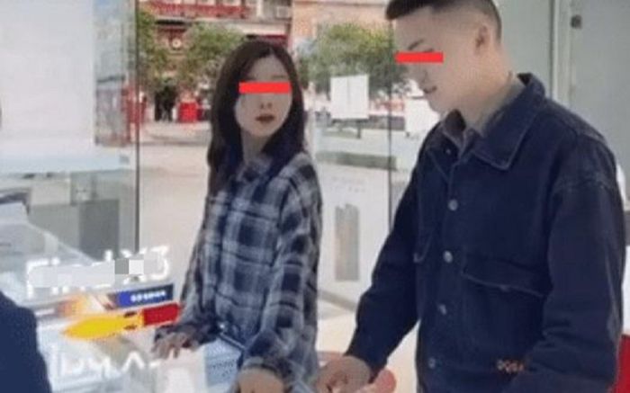 Muốn người yêu tặng điện thoại, cô gái ra 'tuyệt chiêu' khiến bạn trai và nhân viên bán hàng 'xanh mặt'