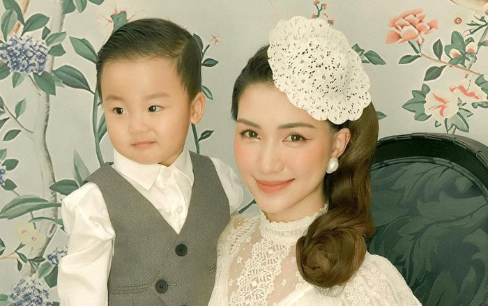 Quý tử nhà Hòa Minzy trổ mã phong độ khiến các 'nàng dâu' muốn ở cùng bé Bo suốt kiếp