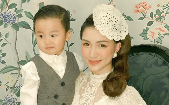 Tung ảnh concept cực sang chảnh cùng bé Bo, Hoà Minzy liệu đang 'ủ mưu' cho con trai đóng MV mới?