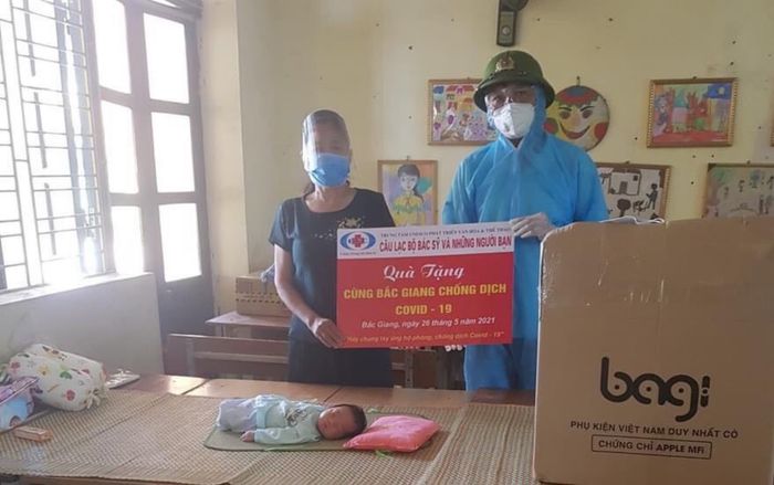 Bé 5 tuổi đập heo đất tiết kiệm ủng hộ Bắc Giang phòng chống dịch Covid-19