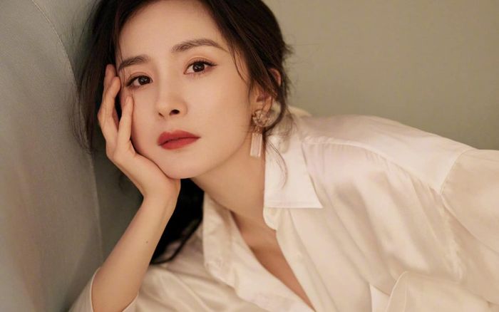 Body bốc lửa cùng với ánh mắt 'hồ thu' của Dương Mịch chiếm trọn spotlight tại sự kiện gây bão Weibo