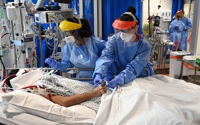 Quốc gia tiêm chủng nhanh hàng đầu thế giới sắp hứng đợt bùng phát Covid-19 mới?