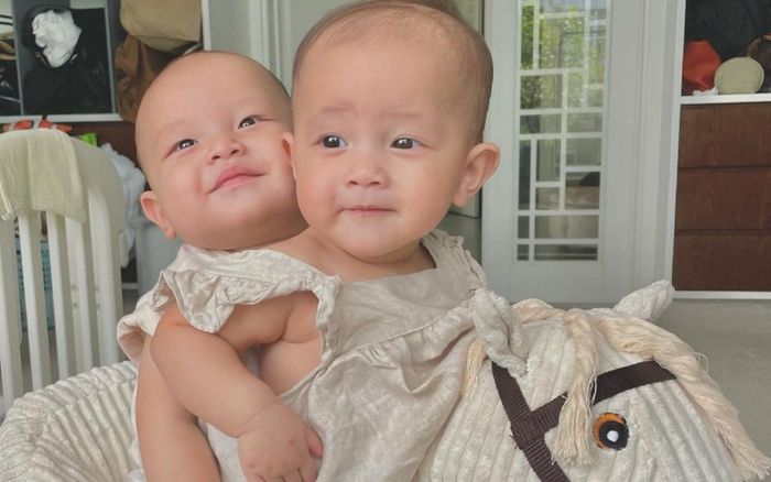 Lisa chở Leon đi chơi ngày 1/6, hai bé dễ cưng fan nhìn phải bật cười