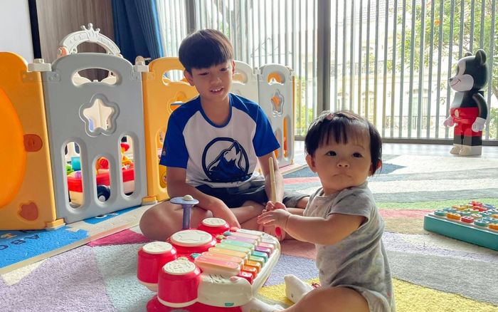 Cường Đô La chia sẻ loạt ảnh hai con Subeo và Suchin vui Quốc tế Thiếu nhi bên nhau