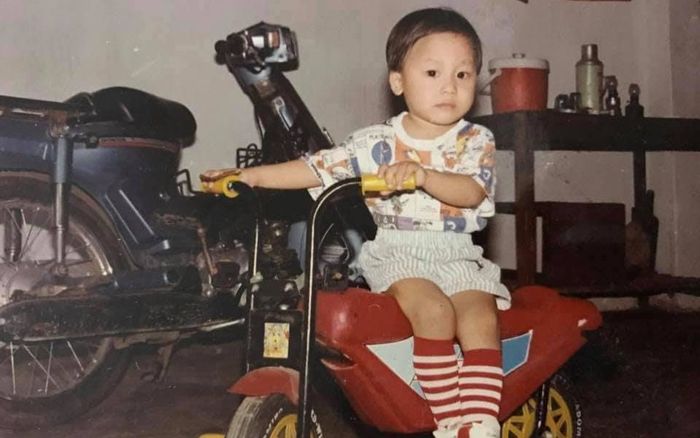 Hòa Minzy khoe ảnh chồng ngày bé, dân mạng tấm tắc khen bé Bo giống bố như tạc