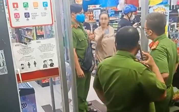 Bị nhắc đeo khẩu trang, người phụ nữ lớn tiếng cự cãi: 'Không có dịch sao tôi phải đeo khẩu trang'