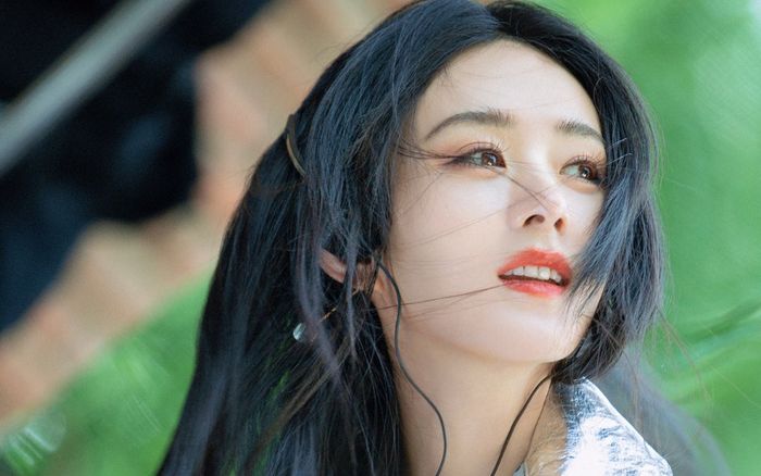 Triệu Lệ Dĩnh 'quẩy tung nóc' trong ngày Quốc tế Thiếu nhi, show cận cảnh nhan sắc sau một tháng ly hôn