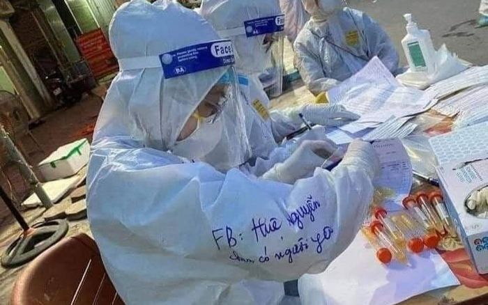 Chỉ sau một bức ảnh giữa tâm dịch COVID-19, cô gái tên Huệ Nguyễn bất ngờ được dân tình ráo riết truy tìm