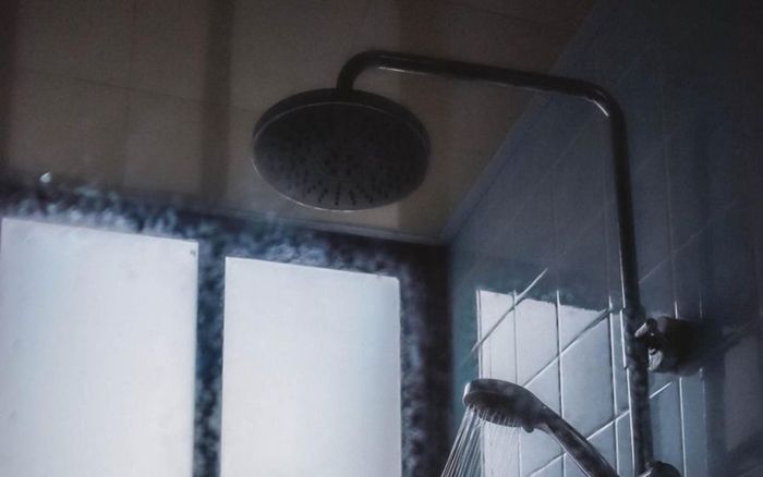 Đối xử với vợ không ra gì, gã đàn ông còn lén lắp camera quay cảnh vợ tắm, lý do nghe rất nực cười