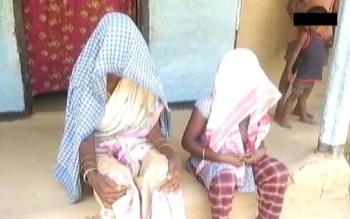 Ấn Độ: Đi bộ về nhà sau khi chữa khỏi Covid-19, hai mẹ con bị cưỡng bức