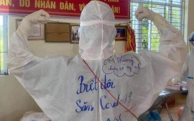 Yêu lắm những dòng chữ đặc biệt trên bộ đồ bảo hộ của các 'chiến sĩ áo trắng' nơi tâm dịch