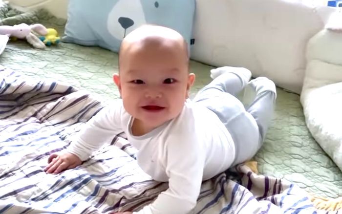 Clip Leon ngủ nướng siêu yêu, vừa ngủ dậy đã cười toe toét với mẹ Hà Hồ