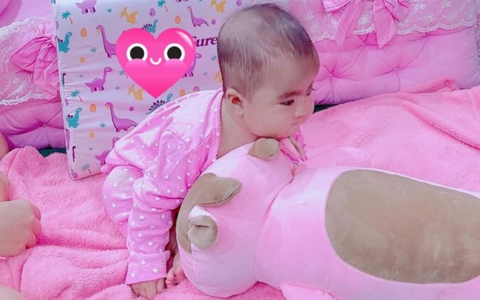'Công chúa nhỏ' nhà Mạc Văn Khoa chính thức ngủ riêng, được bố mẹ sắm hẳn chiếc giường màu hồng xịn xò