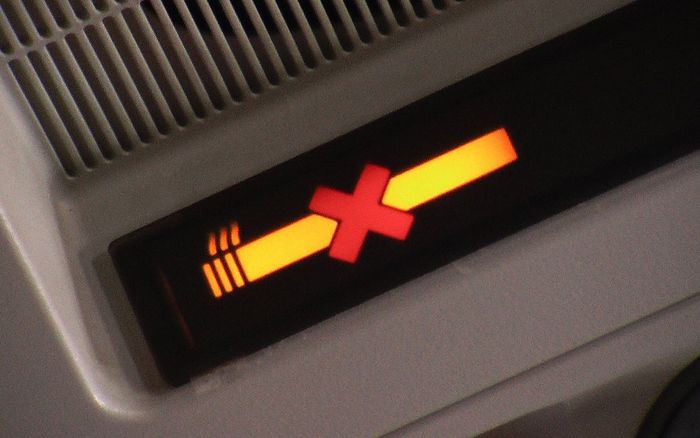 Vì sao máy bay vẫn có gạt tàn mặc dù cấm hút thuốc?