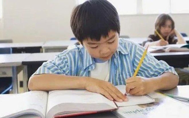 Bài văn bé tả tình yêu của bố mẹ: Tưởng hạnh phúc ngọt ngào ai ngờ 'bóc phốt' siêu thực