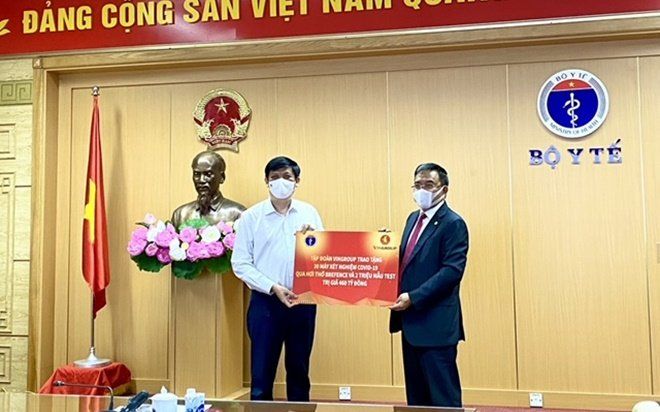 Vingroup trao tặng 30 máy xét nghiệm COVID-19 qua hơi thở cùng 2 triệu mẫu test