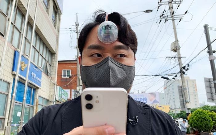 Phát minh kỳ lạ cho những người không thể rời mắt khỏi điện thoại ở Hàn Quốc