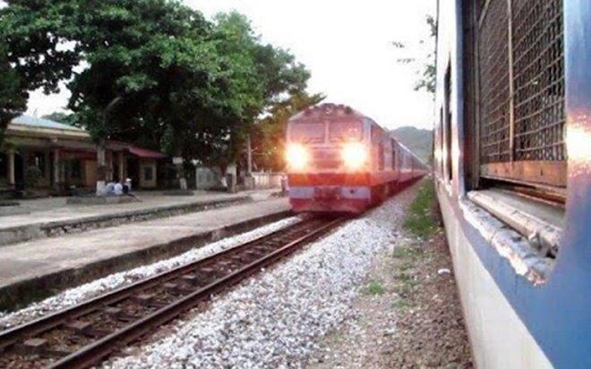Phong tỏa tuyến đường sắt Bắc - Nam qua Quảng Bình vì phát hiện bom sát đường tàu