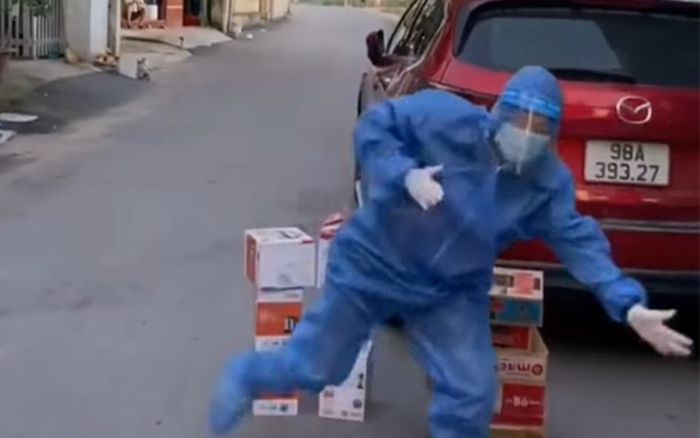 Quên hết mỏi mệt với bước nhảy lạc quan của nhân viên y tế nơi tuyến đầu chống dịch