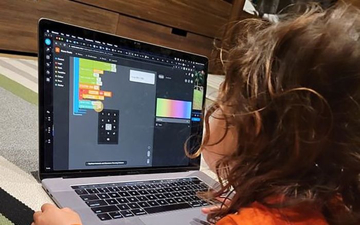 Mark Zuckerberg khoe dạy con gái học lập trình nhưng đây mới là điều dân mạng thích thú nhất