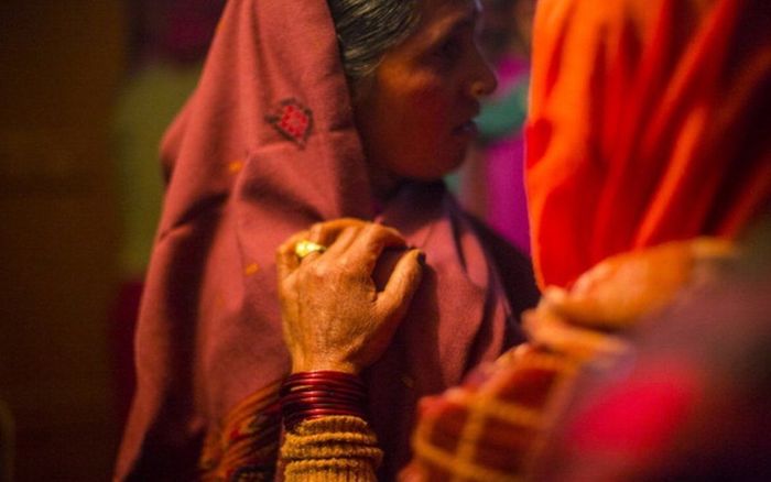 Mẹ chồng bất ngờ ôm chặt con dâu, nguyên nhân gây phẫn nộ