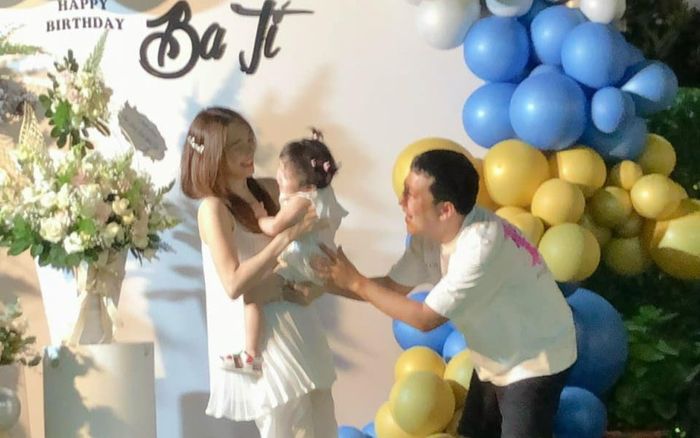 Nhã Phương 'tủi thân' khi bị chồng con cho ra rìa