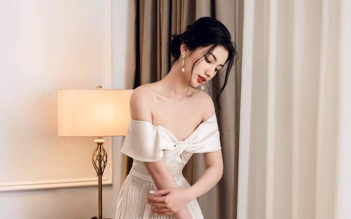 Cẩm Đan khoe bờ vai ngọc ngà, thần thái kiêu sa say lòng fan hâm mộ