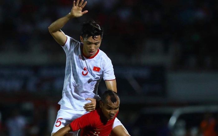 Vì sao CĐV Indonesia chửi bới Đoàn Văn Hậu trước giờ bóng lăn?