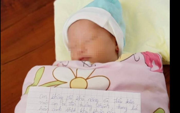 Cháu bé 10 ngày tuổi bị bỏ bên lề đường kèm lá thư: 'Con không đủ khả năng và điều kiện nuôi bé...'