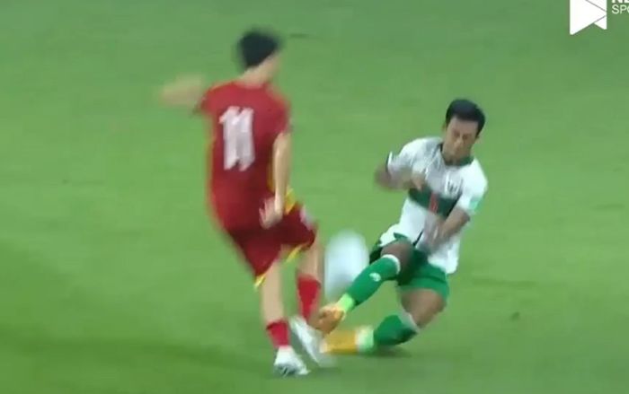 HLV Shin Tae Yong: 'Chúng tôi không chủ trương đá bạo lực, đôi khi cầu thủ tự đá như thế'