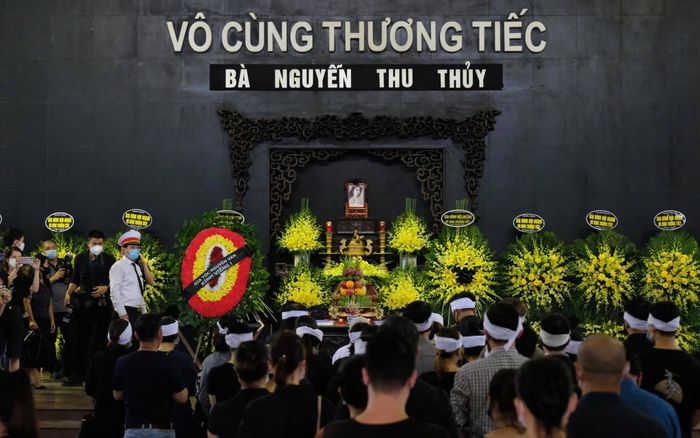 Tang lễ đẫm nước mắt của Hoa hậu Thu Thủy: Dòng người bật khóc tiễn đưa một 'hồng nhan bạc phận'