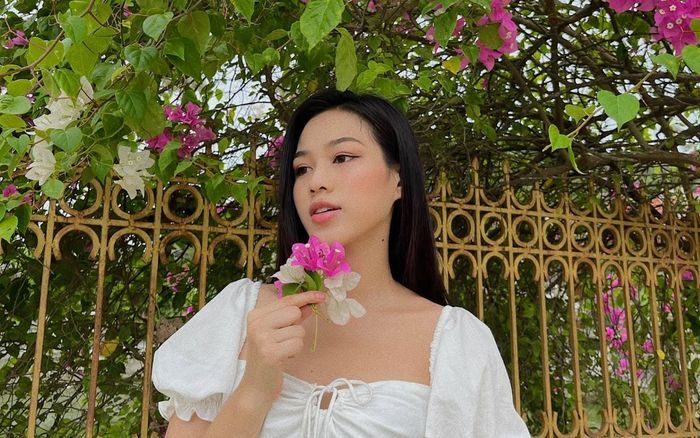Đỗ Thị Hà nhận cơn mưa lời khen vì nhan sắc xinh đẹp khi khoe ảnh chụp tại nhà