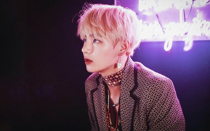 V (BTS) bất ngờ đạt no.1 Billboard với Stigma, trở thành nam idol duy nhất đạt thành tích này