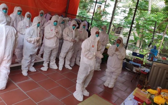 Nữ điều dưỡng trong khu điều trị bệnh nhân Covid-19 ở Bắc Giang không thể về chịu tang khi mẹ qua đời