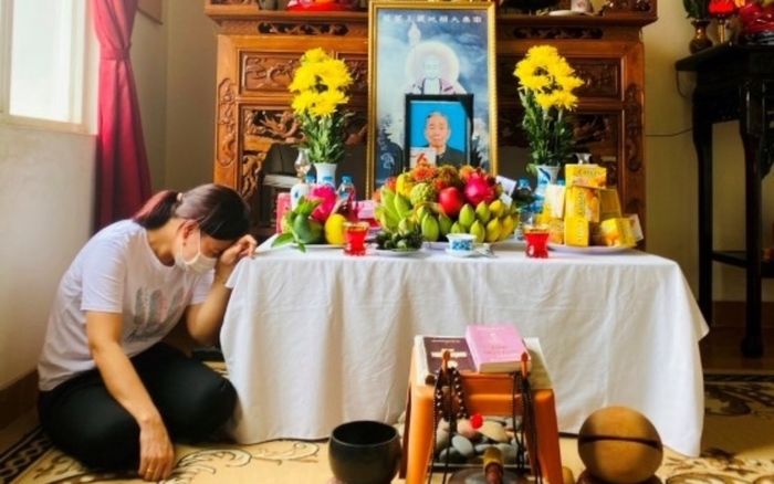 Không thể về chịu tang cha, nữ điều dưỡng đành bái vọng bên ban thờ lập vội trong khu cách ly