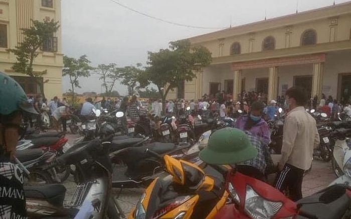 Bắc Giang: Người dân tập trung đi tiêm vaccine đông nghịt, huyện chỉ đạo tạm dừng tiêm để chấn chỉnh