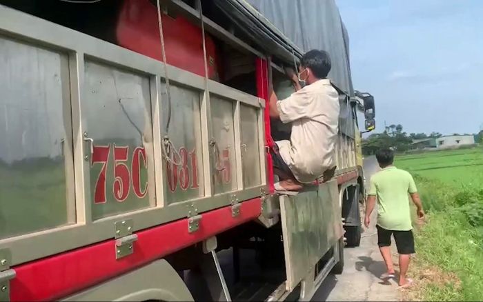 8 người trốn trong thùng xe tải nhằm vượt chốt kiểm soát y tế