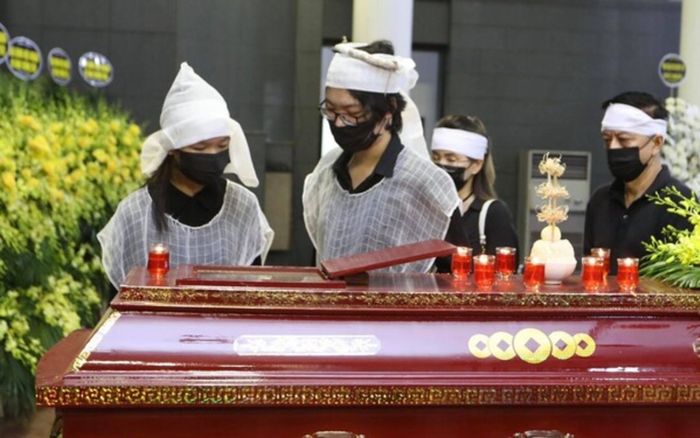 Xót lòng câu hỏi của con trai Hoa hậu Thu Thủy với em gái nhỏ trong đám tang của mẹ