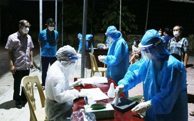Hà Tĩnh trắng đêm lấy mẫu xét nghiệm Covid-19 diện rộng