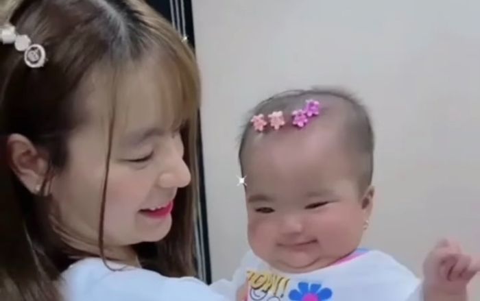 Hết chế tóc giả, vợ Mạc Văn Khoa chuyển sang dùng kẹp tóc làm điệu cho con gái