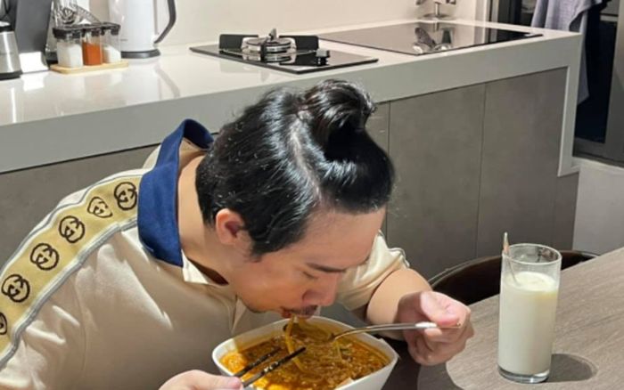 Trấn Thành bị Hari Won đăng ảnh râu ria, tóc tai bờm xờm khiến dân tình xém chút nhận không ra