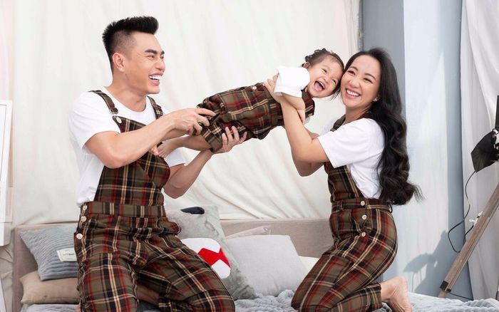 Sau lùm xùm bán hàng giả, vợ Lê Dương Bảo Lâm vẫn đi từ thiện, livestream bình thường như chưa có gì xảy